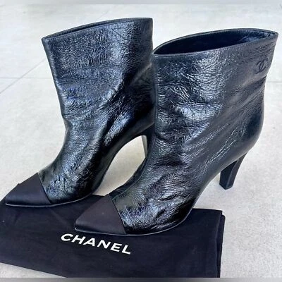 Chanel CC Logo Piel de becerro arrugada Satén Puntera Corta Botines EU 38.5 US7.5-8 Foto 1 de 4