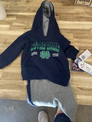 Notre Dame Infantil 2 Piezas Conjunto - Top con Capucha y Logotipo de Equipo Pantalones Nuevo con Etiquetas Foto 1 de 2