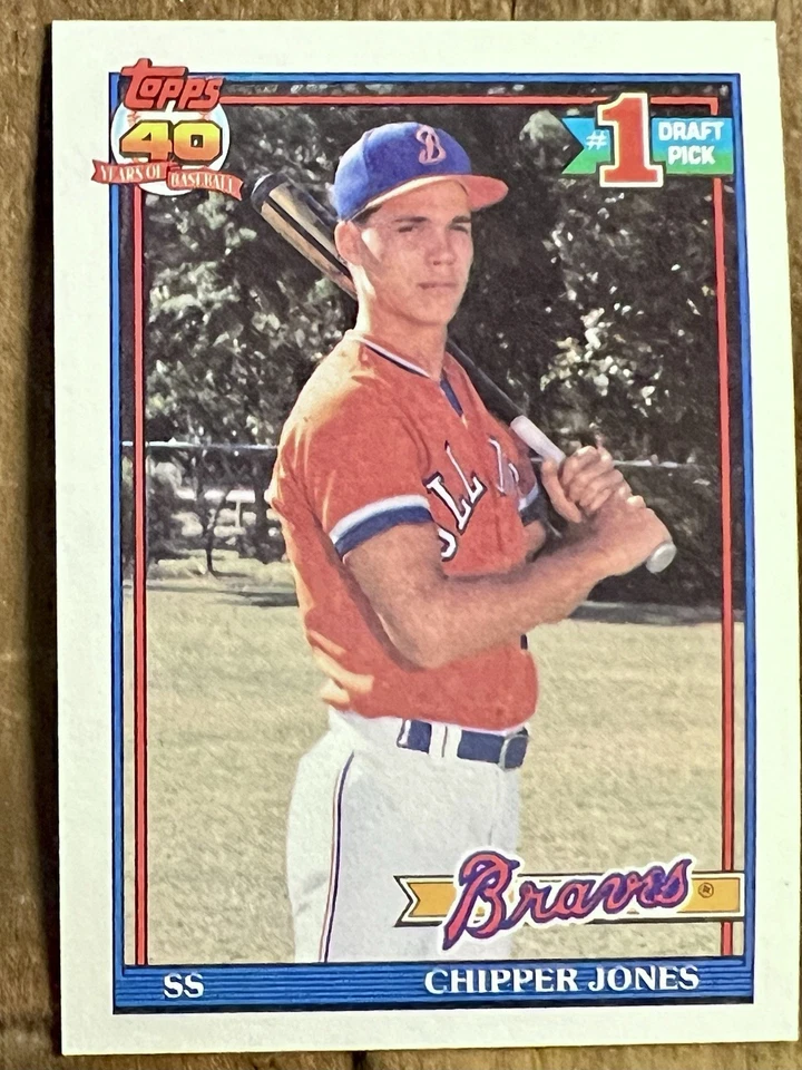 Tarjeta de novato Chipper Jones ERROR 1991 Topps 40 años de béisbol NUEVA ABIERTA Foto 1 de 4