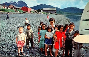 Kinder begrüßen Besucher im alten Hafen Kodiak Alaska Postkarte - Bild 1 von 2