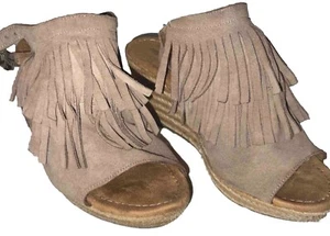 Minnetonka Fransen Sandalen Damen 10 beige Keilabsatz verstellbar Knöchelriemen gebraucht  - Bild 1 von 17