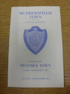 10.09.1963 Huddersfield Town gegen Swansea Town (Rusty Staple, Team Changes).  Than - Bild 1 von 1