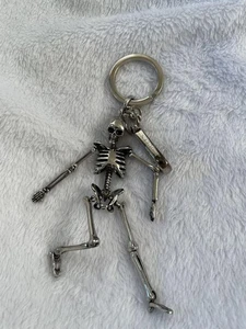 Alexander Mcqueen Llavero Esqueleto Metal Plateado Mosquetón Raro Logo Grabado - Imagen 1 de 24