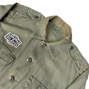 Vtg US Army OG-107 Sateen Cotton Utility Shirt Green Studded Patches Distressed - Picture 1 of 15