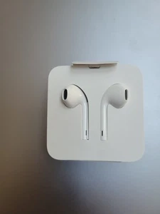 Apple EarPods with Lightning Connector In Ear Canal Headset - White - Photo 1 sur 2