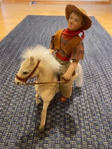 Spielzeug Pferd mit alter Cowboy Puppe, ca. 25 cm hoch - Bild 1 von 6
