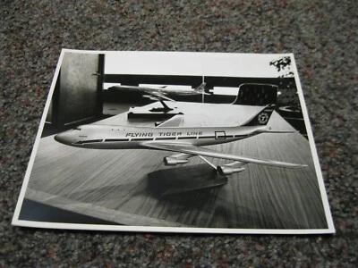 Foto de modelos Flying Tigers 747 e DC-8 na mesa 8 x 10 - Imagem 1 de 2