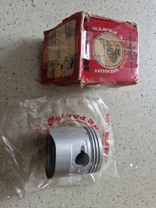 Honda C90 Cub Piston Originale NOS Nuovo - Foto 1 di 11