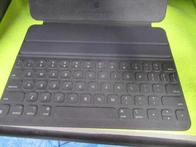 Apple A2038 Gray Wireless QWERTY Keyboard Smart Folio Case for iPad Pro 11" - image 1 of 2