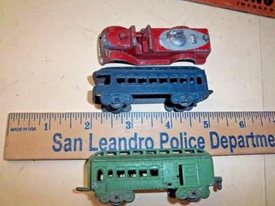 3 camiones de bomberos Tootsietoy vintage de 1930 y dos vagones de tren tempranos Foto 1 de 3