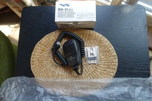 Boxed NOS Yaesu MH-31 A8J Dynamic Microphone & Wall Mount - Photo 1/9