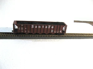 HO SCALE ROUNDHOUSE SANTA FE 5 BAY HOPPER WITH COAL LOAD! - Picture 1 of 7