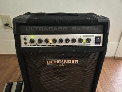 Behringer BX1200 Ultrabass 120 vatios 1x12 combo 2 canales con pedal FS112B  Foto 1 de 4