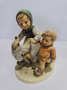 Goebel Hummel - « Homeward Bound » - #334 - TMK5 - Garçon fille chèvre marchant - Photo 1/8
