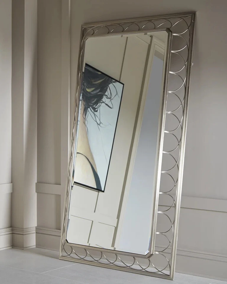 ¡TRANSITIONAL SE ENCUENTRA CON EL GLAMOUR! Espejo alto macizo con marco de metal trenzado Alejandría Foto 1 de 4