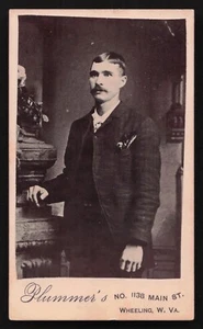 Antigua foto CDV bigote hombre pelo liso Plummer’s WV bonita suite manos raras - Imagen 1 de 3