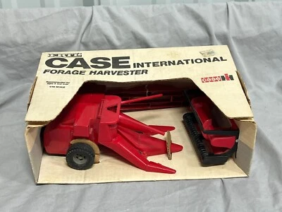 Case IH International Pull Type FORAGE HARVESTER Silage Cutter 1:16 NIB Ertl - Image 1 of 4