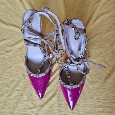 Tacones enjaulados con tachuelas BCBGeneration | Tacones Rockstud talla 10 Foto 1 de 4