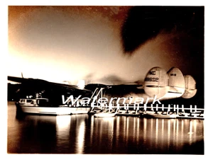 PAN AM California Clipper Foto 1939 Nachtszene festgemacht in Pearl Harbor, Hawaii - Bild 1 von 1