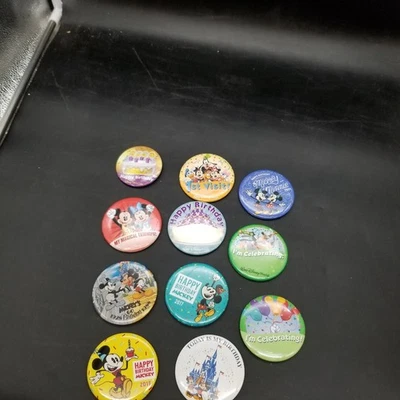 Lote de 11 prendedores/botones circulares de feliz cumpleaños de Walt Disney World Foto 1 de 4