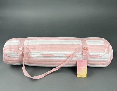 Tumbona de playa Stoney Clover Lane X Target a rayas rosa claro Foto 1 de 4