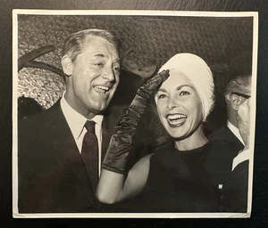 1960er HOLLYWOOD: JANET LEIGH & CARY GRANT AUF PARTY PRESSEFOTO FP211 - Bild 1 von 6
