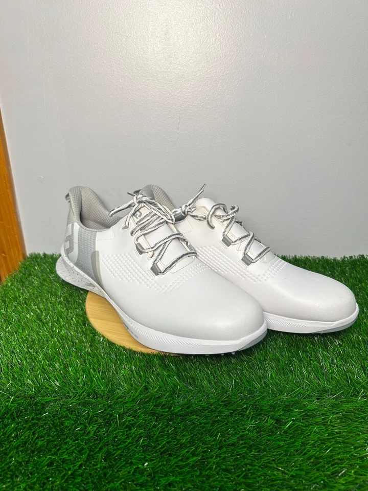 全新 FootJoy 高尔夫 FJ Fuel 无钉鞋 白色/灰色/蓝色 14 码 中号 — 第 1/4 张图片