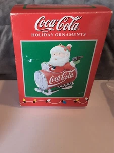Coca Cola Holiday Ornament - Weihnachtsmann im Soda Dosenschlitten - Neu mit Klebeband auf Etui - Bild 1 von 3