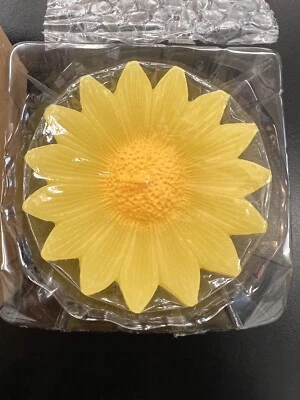 Vela floral flotante Avon 1997 vintage, amarilla nueva en caja Foto 1 de 4