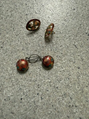 PENDIENTES CLOISONNE VINTAGE Florales 2 Pares 1 Cuelga, 1 Tachuela Hermosos Diseños Foto 1 de 4