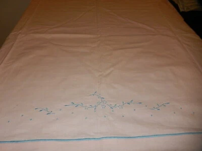 ANCIEN DRAP ENFANT ROSE BRODE BLEU PIÈCE DÉCORATION VINTAGE COUTURE TISSUS 1960 - Photo 1/4