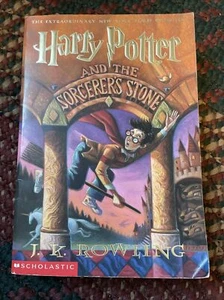 Harry Potter and the Sorcerer’s Stone by J. K. Rowling 1999 Scholastic Paperback - Foto 1 di 6