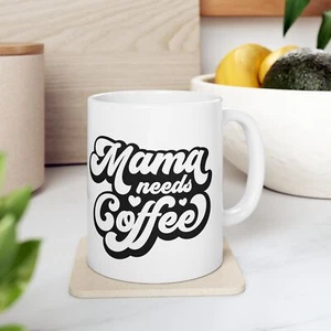 Taza de café Mama needs 11 oz, taza de café divertida para madres, cotiza regalos para mamá - Imagen 1 de 10