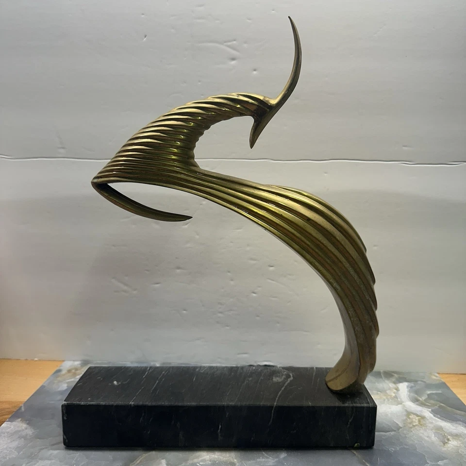 Escultura vintage de latón con gacela saltando sobre mármol de Dara International años 80 decoración Foto 1 de 4
