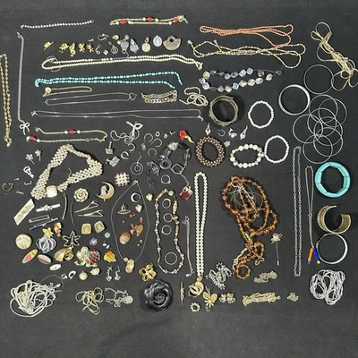 130 tlg.Konvolut Modeschmuck vintage antik Anhänger Ringe, Ketten,armbänder Ohrr - Bild 1 von 4