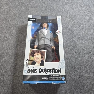 One Direction Harry Styles Puppe 2012 Hasbro grau Anzug Fliege Sammlerstück  - Bild 1 von 7