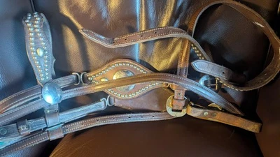 Cabezal de exhibición de cuero plateado vintage caballo western Foto 1 de 4