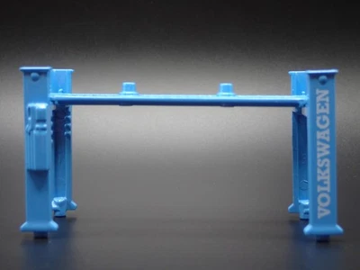 Volkswagen VW 1:64 Scala AUTO SHOP MECHANIC GARAGE 4 POST CAR LIFT Modello IN - Immagine 1 di 4