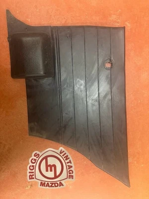 Mazda 323 GLC 1977-1980 2 puertas hatchback interior derecho panel tarjeta moldura Foto 1 de 4