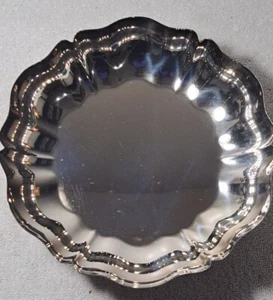 Wm A. Rogers 8.5" silverplated, scallop-footed bowl - Picture 1 of 22