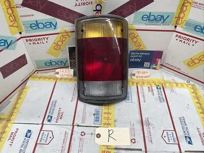 92-94 FORD ECONOLINE E-150 PASAJERO LUZ TRASERA DERECHA LUZ TRASERA LÁMPARA con coletas Foto 1 de 4