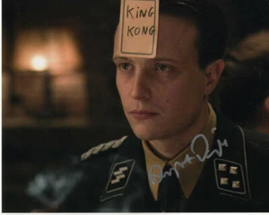 FOTO FIRMADA AUGUST DIEHL AUTÓGRAFO 8X10 - DIETER HELLSTROM INGLOURIOUS BASTERDS - Imagen 1 de 2