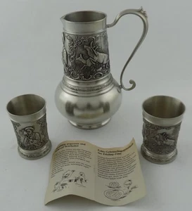 Set brocca vintage +2 tazze peltro peltro peltro con cervi animali casetta caccia Germania - Foto 1 di 10