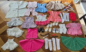 Konvolut Vintage Baby Puppenkleidung Schuhe verschiedene Größen Kleiderbügel Reiter Flasche - Bild 1 von 19