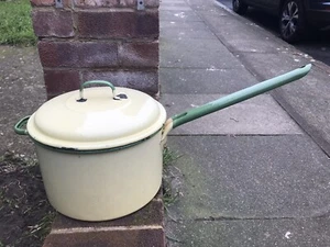 HUGE Vintage MADE IN POLAND Cream & Green Enamel 26 cm Saucepan Kitchenalia - Picture 1 of 12