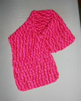 Hermosa bufanda de ganchillo hecha a mano en tonos de rosa brillante con botón de ganchillo Foto 1 de 4