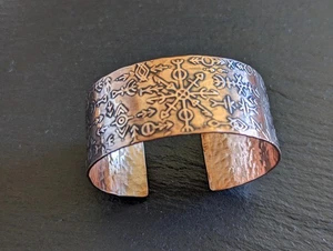 Breites Kupfer Manschettenarmband mit nordischen Wikinger Runen - Handarbeit - mittelgroß - Bild 1 von 8