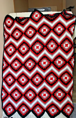 Nuevo Grande Hecho a Mano Rojo/Negro/Blanco/Gris Abuelita Cuadrados Afgano 44x62" Retro Foto 1 de 4