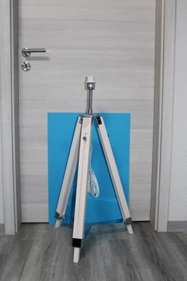 Stehlampe Holz Dreibein Weiß Stehleuchte  Nachttischleuchte LED geeignet - Bild 1 von 4