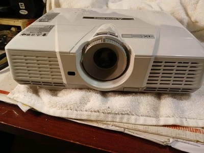 Mitsubishi XD500U DLP Projector - Image 1 of 4